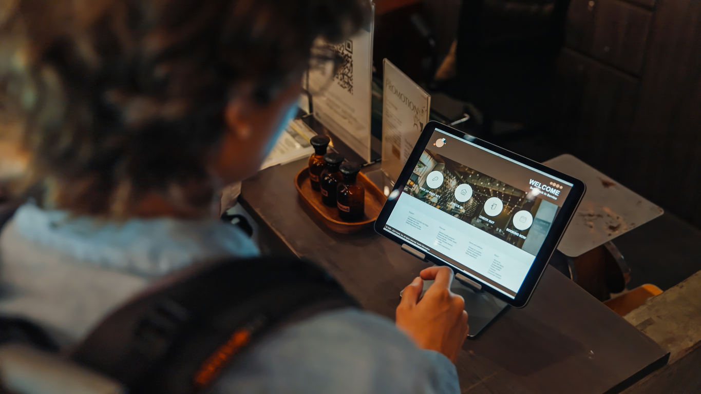 CRS Systems for Independent Hotels vs Hotel Brands