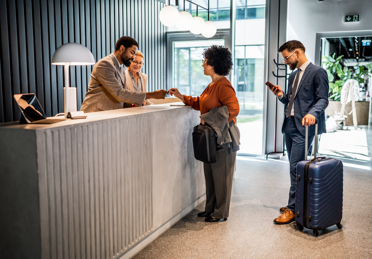 Ways Generative AI in the Hospitality Industry Enhances Guest Experience